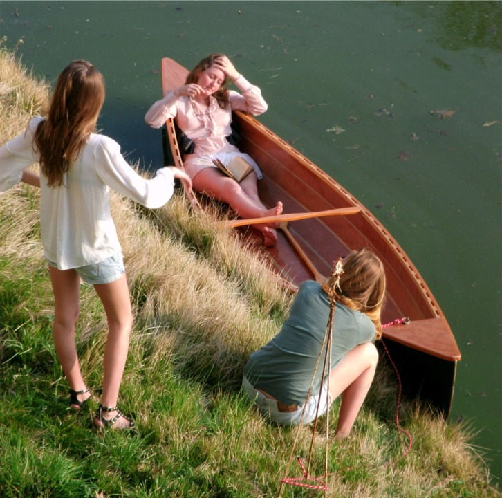 J'avais intitulé cette photo "Le Cavelier rend beau"... En fait Charles-Edouard l'a rendu beau en lui ajoutant la serre ajourée, qui ne faisait pas partie du kit en 2011, et est donc maintenant standard, en joli bois de frêne, comme les listons, le barrot central et les petits brise-lame avant et arrière. 