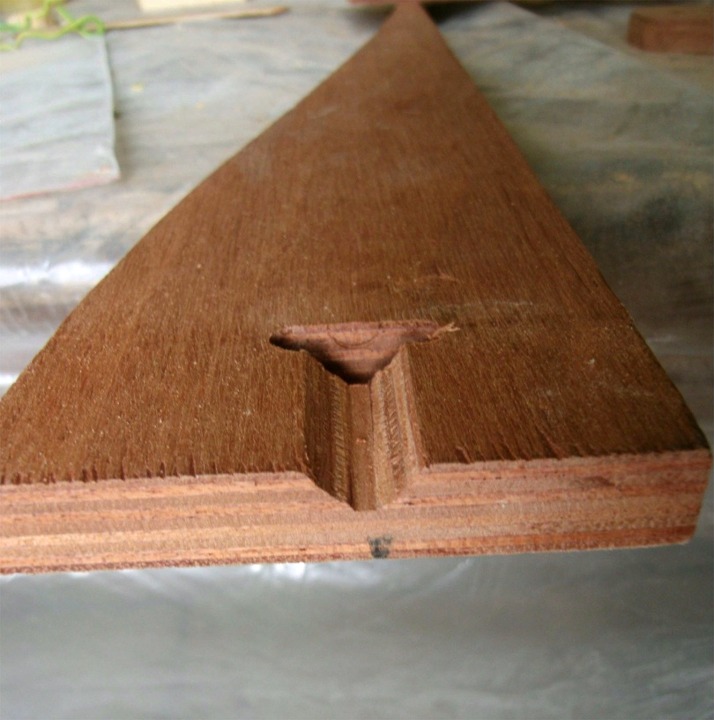 Voici la face int&eacute;rieure de l'une des deux pi&egrave;ces qui prennent de boulon inox en sandwich. 