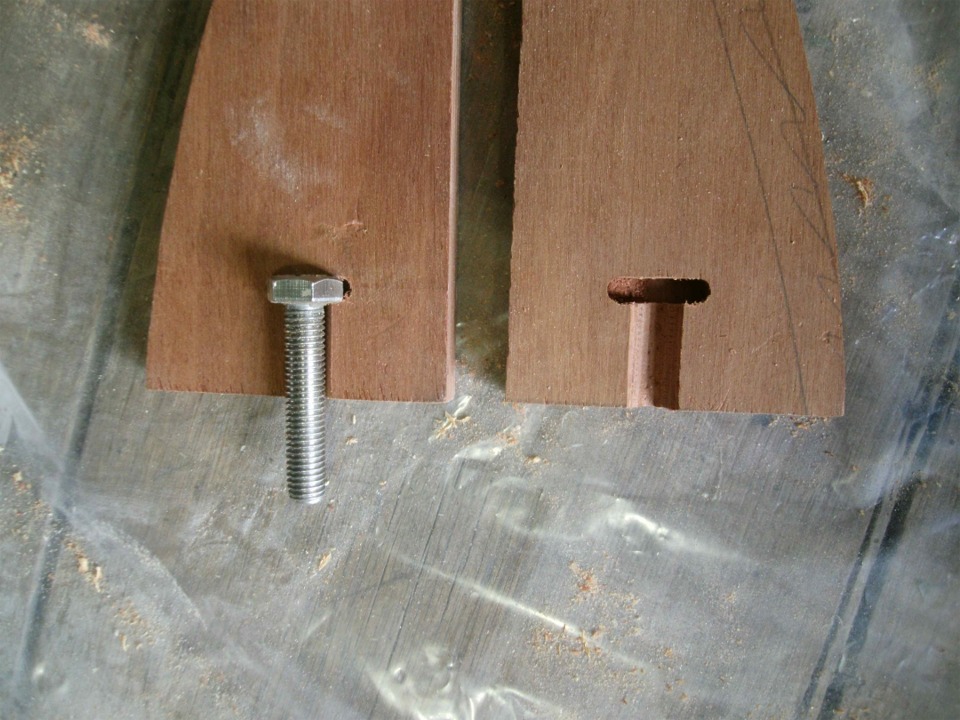 Et voici le boulon en question avec les deux pi&egrave;ces jumelles. 