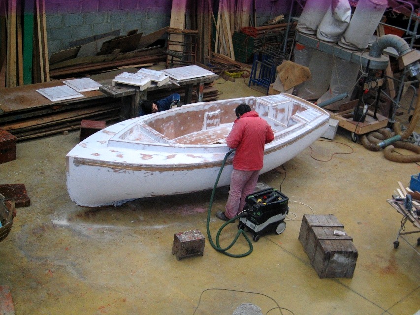 Et Gilles a donc décidé de transmuter le bois en polyester. Je ne pense pas que cette opération le qualifie comme alchimiste, mais il en assez de ne faire que de la restauration ou réparation, il a envie de lancer de nouveaux bateaux, et il faut donc s'adapter... Certes c'est triste, mais outre le plaisir de "faire du neuf", il faut dire que son activité est peu à peu étranglée par la mise à la retraite des bateaux de pêche en bois traditionnel et le manque de moyens de certains plaisanciers propriétaires de bateaux classiques, qui ont souvent les yeux plus gros que le ventre (euh, le portefeuille...) 