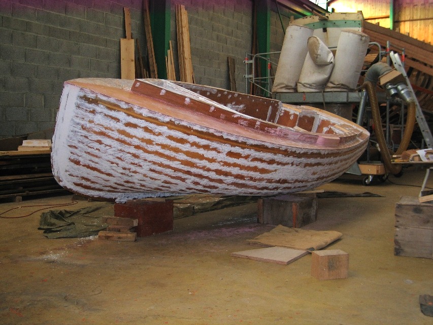 Voici quelques images de sa transformation en "mère de moule" (ou "plug", plus court mais moins français). En effet, Gilles en a un peu assez de voir ses clients potentiels se sauver en courant dès qu'il prononce le mot "bois"... Il y a un travail énorme d'information à faire sur les nouvelles techniques de construction et surtout d'entretien (ou de quasi-absence d'entretien, d'ailleurs) des bateaux construits en "bois moderne". Mais aucun des petits chantiers que nous sommes n'a les moyens de faire cette information. Du coup, on continue à vendre beaucoup de baignoires... 