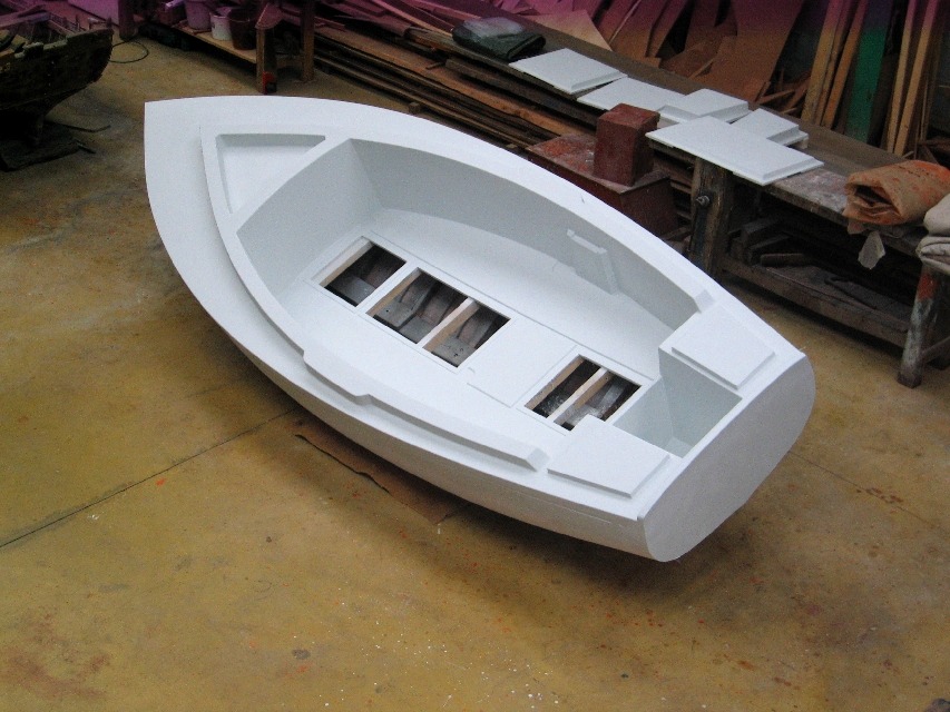 La coque en construction traditionnelle bois a donc été pourvue d'un pont, puis enduite afin de produire un moule, ou plutot deux, car il y en aura un pour la coque et un pour le pont-cockpit. Pour continuer mon argument sur les images précédentes, il n'y aura bientôt plus de travail que pour quelques heureux élus sur le peu de "bateaux du patrimoine" qui sont bien gérés et arrivent à se financer pour continuer à flotter... 