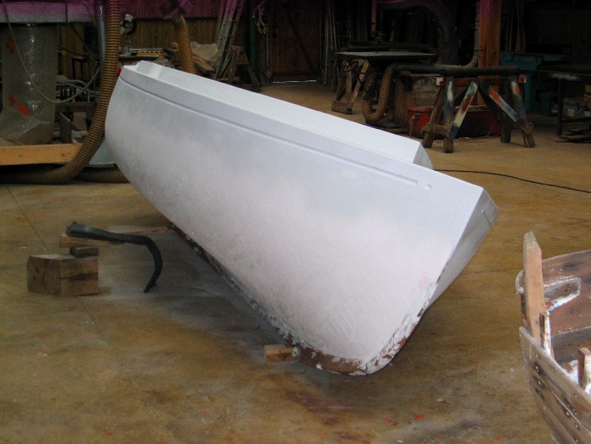 Depuis des semaines, Gilles enduit, ponce, enduit de nouveau et reponce, jusqu'à éliminer la moindre irrégularité, afin que le moule à construire soit parfait... En effet, le moment venu, le moule sera construit par stratification directe sur cette coque. Elle aura été préalablement cirée afin d'assurer qu'elle puisse ensuite être décollée du moule afin que celui-ci puisse être utilisé pour produire des centaines, que dis-je des milliers de Monotypes de Bréhat...