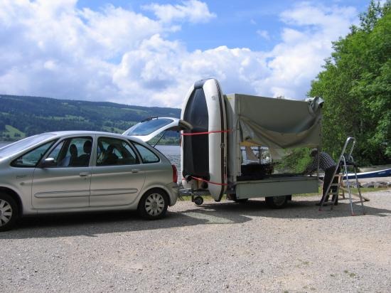 Voilà ce que ça donne quand Jean-Claude va naviguer : il a besoin d'une remorque pour transporter sa Cuty Sark et le pneumatique qui sert de "chase boat" avec un moteur électrique pour suivre le modèle réduit.