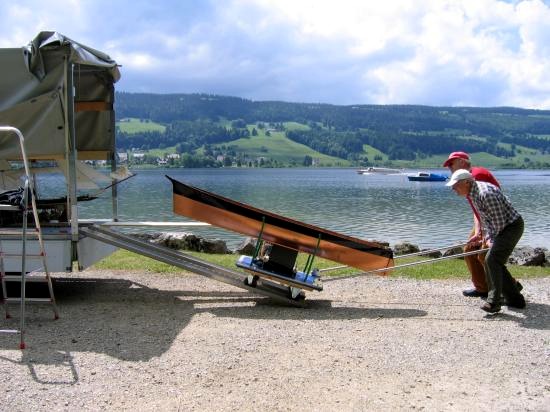 On décharge d'abord la coque, lestée pour naviguer d'un aileron supportant un saumon de 40 kg de plomb. L'aileron est bien sûr démontable pour exposer la maquette , mais il était indispensable pour naviguer de façon sereine. Il faut garder à l'esprit la règle du cube : en réduisant l'échelle d'un modèle, on réduit son déplacement (donc sa stabilité de forme et sa capacité à emporter du lest) d'un rapport élevé au cube, car les trois dimensions sont impliquées. 