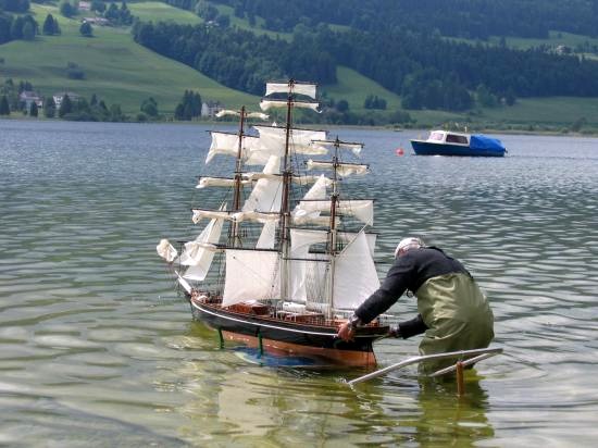 Après avoir cargué ou affalé une partie de la voilure, Jean-Claude s'apprête à libérer le clipper. 