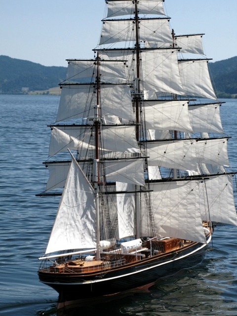 Le modèle est tellement réaliste qu'il faut se pincer pour se rappeler de l'échelle... La Cutty Sark a été lancée le 22 novembre 1869 à Dumbarton. Elle était destinée à la route du thé, dans laquelle elle ne fit jamais d'étincelles. Dans sa grande course contre la Thermopylae entre Shangai et Londres en 1872, elle perdit son gouvernail au bout de deux semaines mais continua et n'arriva qu'une semaine après Thermopylae, soit 122 jours de traversée, avec un gouvernail de fortune, ce qui est tout à fait honorable.