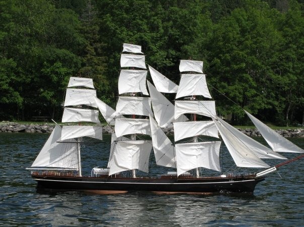 Virement de bord vent devant en masquant la voilure. Ce n'est jouable (comme cela ne l'était sur la "vraie") que si les conditions sont optimales : bateau bien lancé, pas trop de mer et équipage bien synchronisé (ça, c'est plus facile sur la "petite" !)