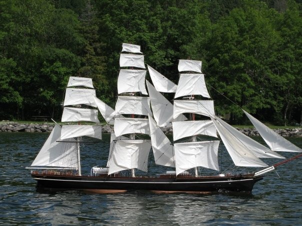 Virement de bord vent devant en masquant la voilure. Ce n'est jouable (comme cela ne l'était sur la "vraie") que si les conditions sont optimales : bateau bien lancé, pas trop de mer et équipage bien synchronisé (ça, c'est plus facile sur la "petite" !) 