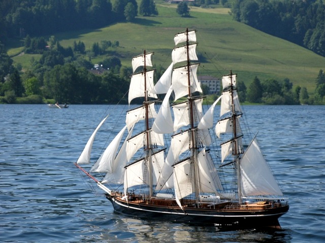 Le nom "Cutty Sark" est celui d'un personnage créé par le grand poète écossais Robert Burns, et signifie "chemise courte" en scots. Le scots est une langue germanique parlée en Écosse et dans le nord de l'Irlande. Il est très proche de l'anglais. Le scots est reconnu comme langue régionale en Écosse (avec le gaélique écossais), il constitue notamment l'idiome régional propre aux Lowlands.