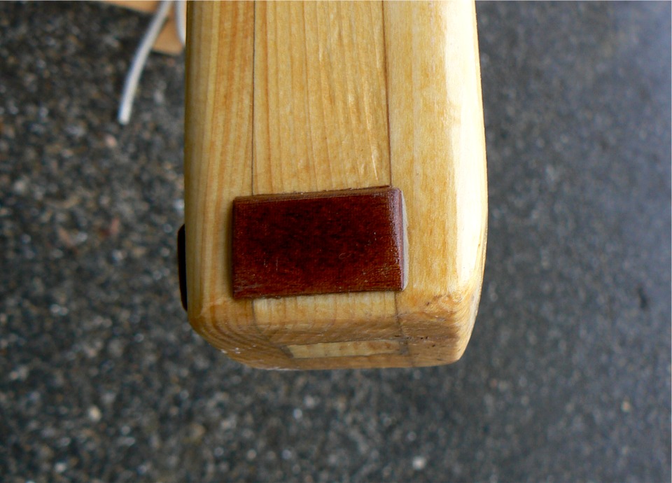 Gros plan sur le pied de mât. Les cales à cet endroit ont aussi un profil triangulaire. Contrairement à l'étambrai, il n'y pas de cales sur les 4 faces, seulement les faces latérales et arrière. La face avant se cale dans l'angle de la sole et de la cloison du caisson étanche avant. 