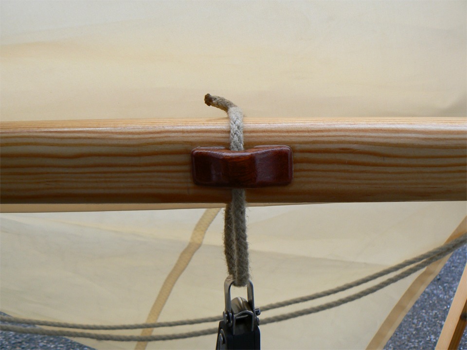 Même montage pour tenir la poulie haute du palan d'écoute sauf que la garcette, plus épaisse, ne fait qu'un tour autour de la bôme. 