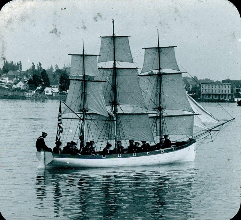 Il me restait une case sur la ligne avant de changer de sujet, et voici donc comme transition une chaloupe de l'US Navy gr&eacute;&eacute;e en brick. J'ignore quel but de formation est servi par cette embarcation (entrainement des gabiers?) car je ne sais plus d'o&ugrave; provient la photo (pas malin, &ccedil;a !) 