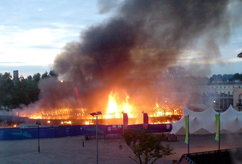 Une fin navrante pour cette page sur le modèle incroyable de Jean-Claude : Le 21 mai 2007 au petit matin, un incendie endommage gravement la "grande" Cutty Sark. Heureusement, dans le cadre de travaux de rénovation, l'essenteil des éléments extérieurs du bateau (gréement et "mobilier" de pont) était stocké à l'abri. Les dommages ont affecté l'ensemble de la structure intérieure centrale du navire, mais très peu la coque. Le bateau est en cours de restauration et sera de nouveau visible très prochainement. 