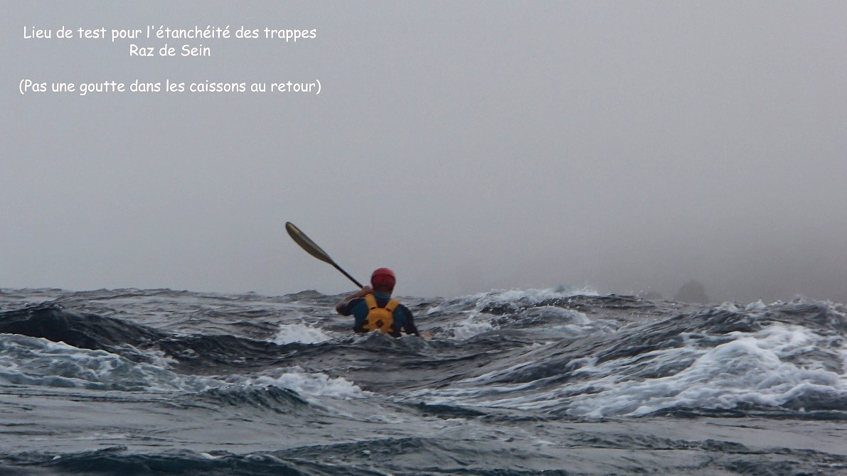 J'oubliais de vous dire que Didier a la chance d'habiter &agrave; la "Fin des Terres", tout pr&egrave;s du Raz de Sein (sur cette photo) et de tout plein de terrains de jeu de r&ecirc;ve pour un bon kayak. 