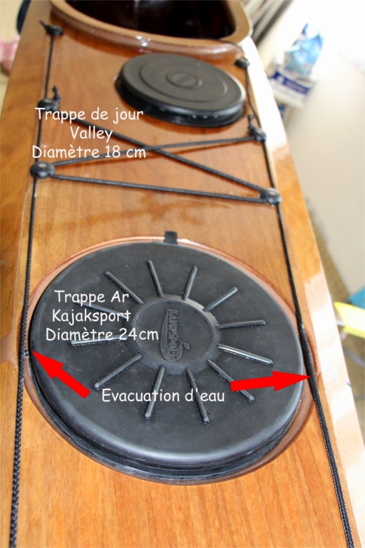 Didier nous envoie les six photos suivantes de son Shearwater 17, sur lequel il vient de remplacer les trappes. En effet, les trappes d'origine en contreplaqu&eacute; avec joint de mousse n'&eacute;taient pas assez &eacute;tanches pour l'utilisation qu'il en fait ! 