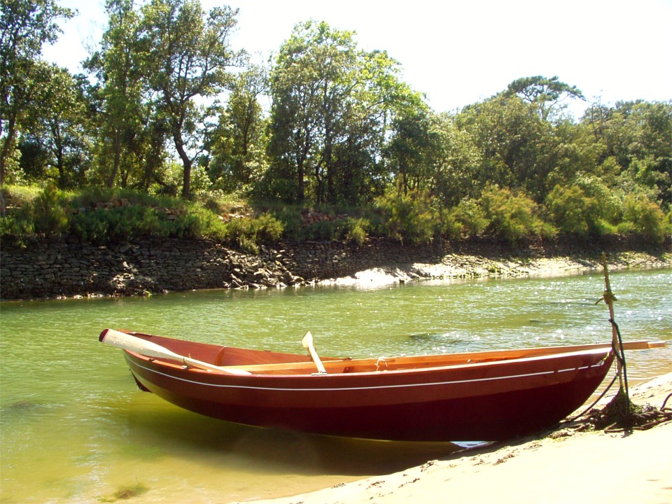 Voici un autre bateau que nous avons déjà vu naviguer : le Skerry que Denis a construit en Vendée. On se voit bien sauter à bord pour aller explorer l'embouchure de cette jolie rivière...