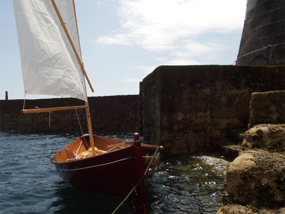 Gros plan du Skerry au pied du phare des Barges. On voit sur cette image que Denis a monté une barre franche sur son gouvernail, au lieu du système à guignol proposé en standard. 