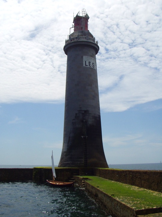 Le Skerry au pied du Phare des Barges, près des Sables d'Olonne. 