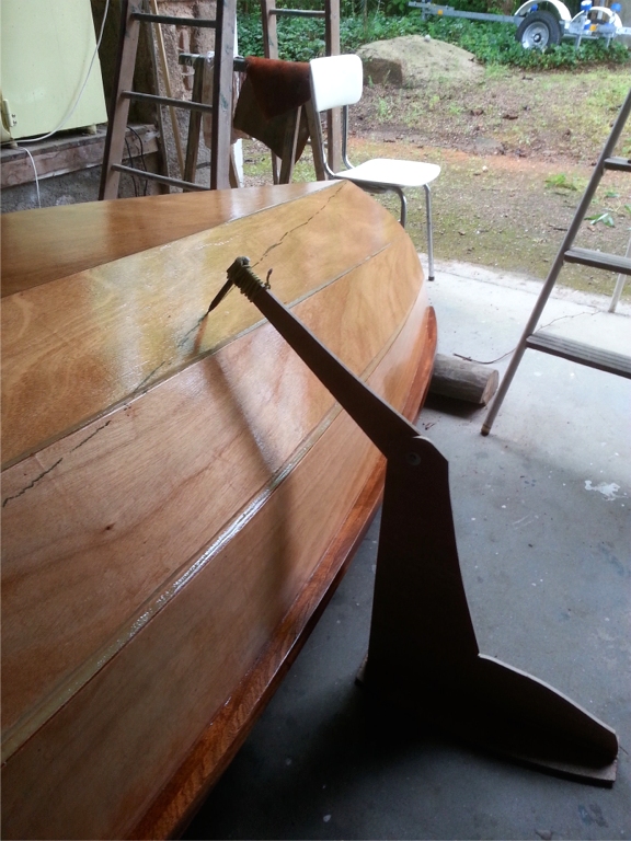 Celle-ci est tr&egrave;s int&eacute;ressante pour ceux qui souhaitent peindre les oeuvres vives d'une teinte diff&eacute;rente de celle des oeuvres mortes. Dominique utilise ce "porte crayon" de sa construction pour tracer la ligne de flottaison relev&eacute;e sur les plans, apr&egrave;s avoir cal&eacute; le Skerry retourn&eacute; de sorte que la ligne soit parfaitement horizontale, en longueur et en largeur. Attention, car ce travail doit &ecirc;tre impeccable, il y a peu de choses plus moches qu'une ligne de fottaison mal trac&eacute;e ! 