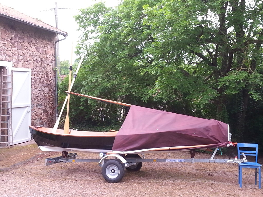 Dominique a caban&eacute; et v&eacute;cu &agrave; bord pendant toute la Semaine du Golfe, en utilisant le m&acirc;t et les avirons pour la structure et la voile compl&eacute;t&eacute;e par un bout de plastique comme abri : chapeau ! 