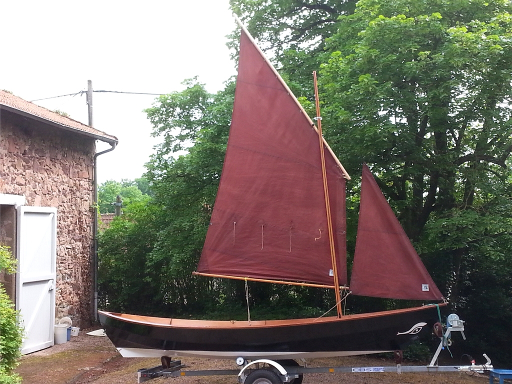 Et voila ce que cela donne : magnifique (notez les couleurs, qui sont celles choisies par Tabarly pour ses Pen Duick !) Dominique a ajout&eacute; le foc emprunt&eacute; &agrave; son Doryplume &agrave; la misaine de 5.80 m2. Regardez bien les reportages sur la Semaine du Golfe 2015, on voit "Na&iuml;ma" sur tout plein de photos ! 