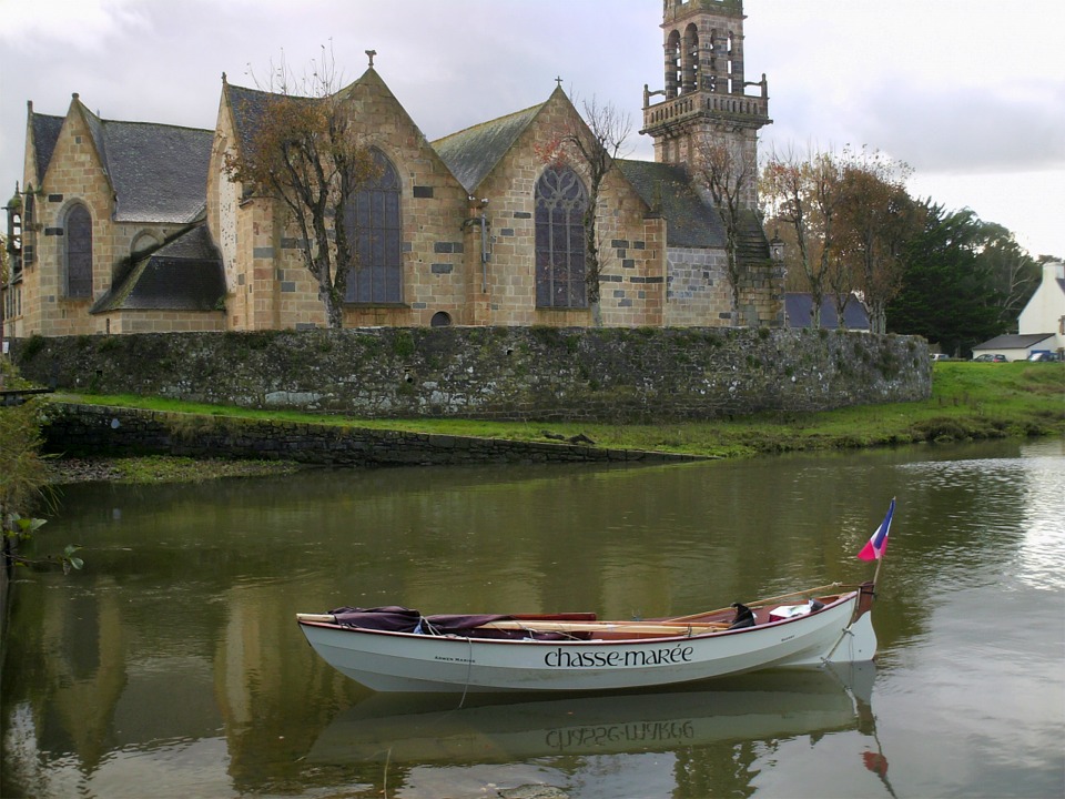 Et voici "Chasse-Marée" devant l'église Saint-Sauveur du Faou. L'église fut fondée par les Hospitaliers de Saint-Jean de Jérusalem, puis reconstruite en 1544 et en 1680. Sa courte nef contraste avec un large transept double. Le clocher, très élevé, date de 1629. Le porche a conservé ses statues de bois des douze apôtres. Sa cuve baptismale aux serpents est unique en Bretagne par la richesse de sa sculpture. 