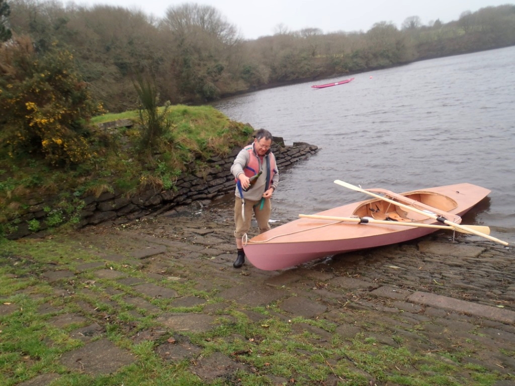 Bapt&ecirc;me en bonne et due forme au cidre breton sur la cale de lancement. 