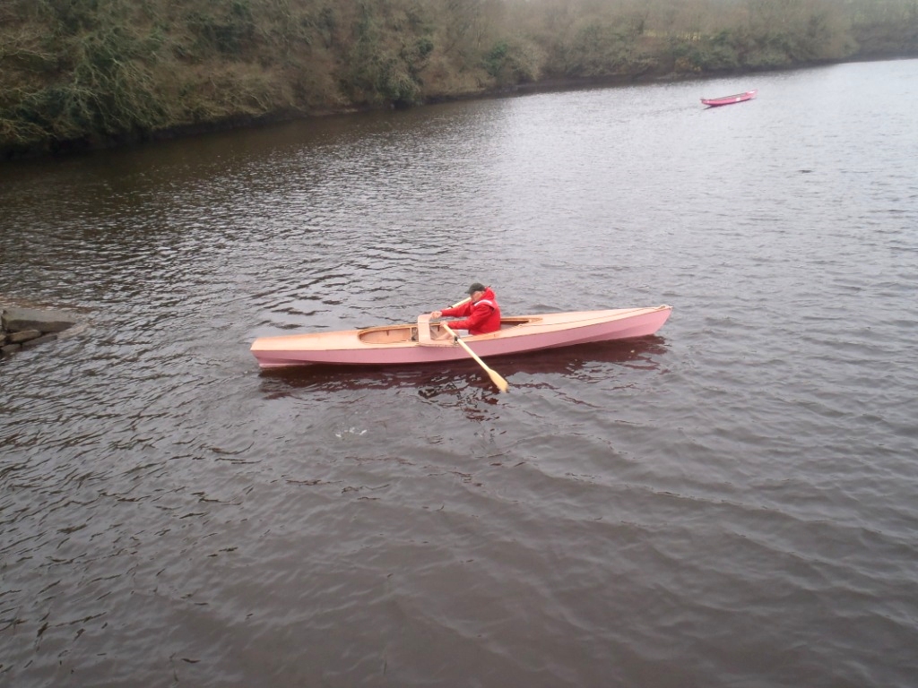 Didier nous &eacute;crit : &laquo; Mauvaise position du portant (trop avanc&eacute;) et mauvais r&eacute;glage des dames de nages (trop basses) : deux choses faciles &agrave; r&egrave;gler&nbsp;. La pluie, le vent et le froid n'offrent pas les conditions d'une campagne d'essais&nbsp;tr&egrave;s longue,&nbsp;au del&agrave; d'une v&eacute;rification&nbsp;s&eacute;rieuse du bon comportement du bateau. &raquo;