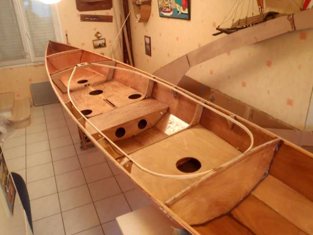 Et voil&agrave; les lattes en place autour de l'ouverture du cockpit. Joli ! 