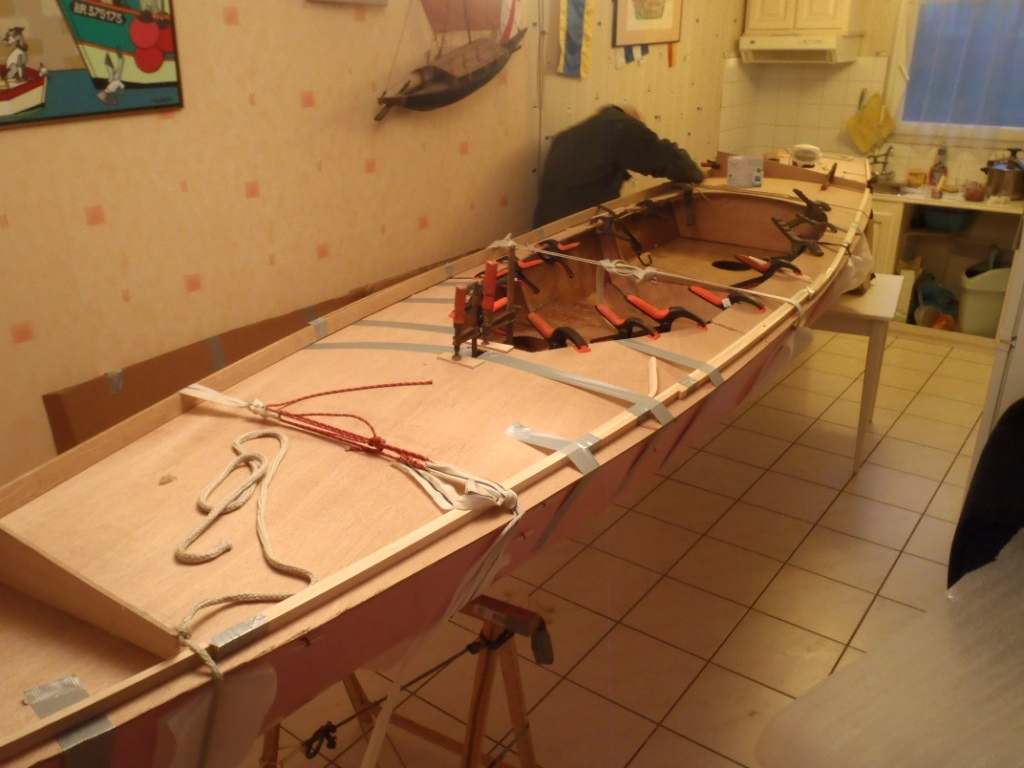 Collage du pont. Didier nous &eacute;crit : "tr&eacute;s angoissant ; il faut aller vite et il y a beaucoup de r&eacute;sine charg&eacute;e&nbsp;&agrave; d&eacute;poser ; vive la seringue !&nbsp;En plus le pont est tr&egrave;s souple, d&eacute;formable ..." 