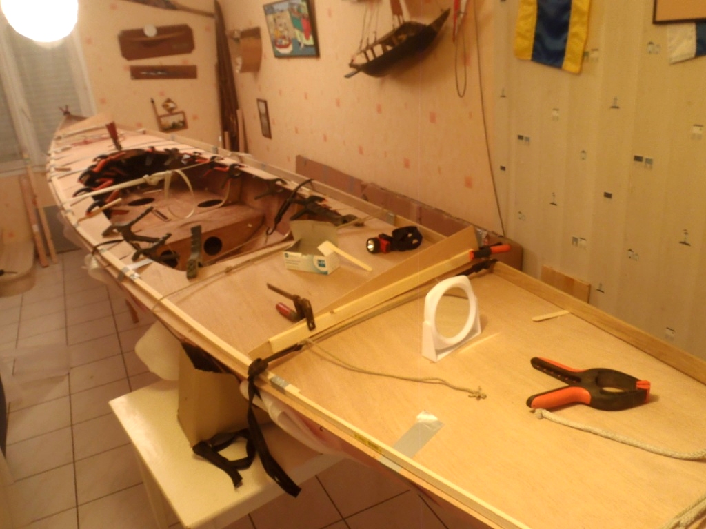 Le miroir et la lampe sont indispensables pour v&eacute;rifier la bonne mise en place du pont sur les cloisons, les courbes lat&eacute;rales et les lattes du pourtour de l'ouverture du cockpit. Pour ceux qui veulent voir le produit fini, venez donc au Lac d'Orient en avril... 