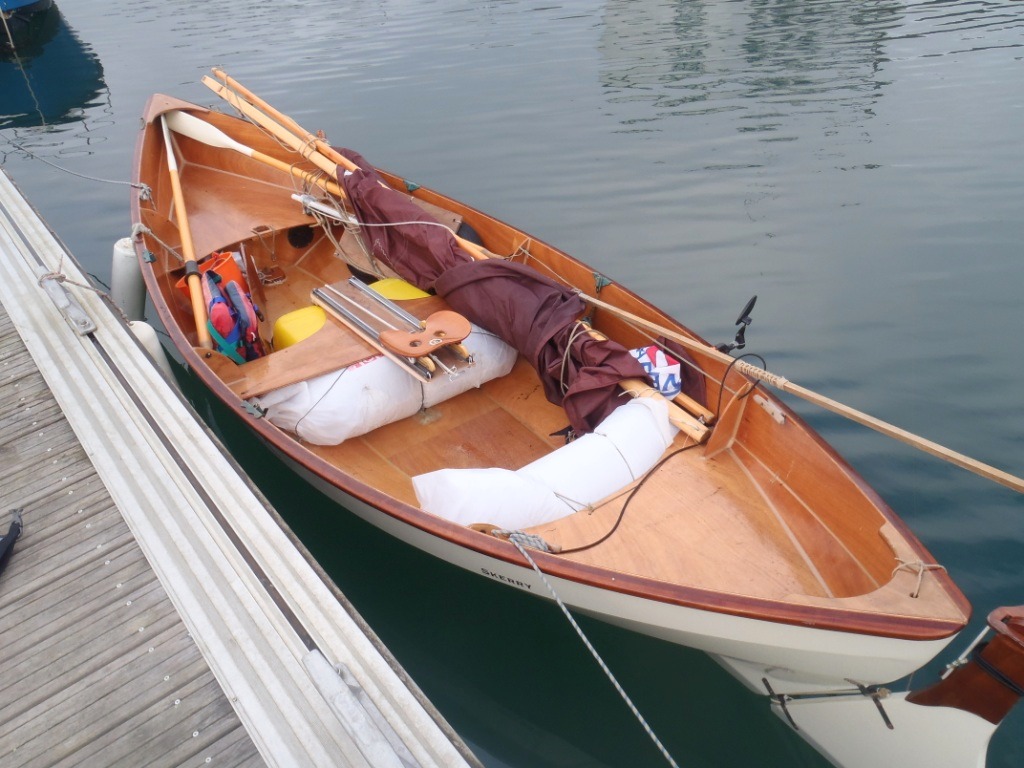 Didier nous envoie les trois photos suivantes du si&egrave;ge &agrave; coulisse qu'il a install&eacute; dans son Skerry "Chasse-Mar&eacute;e". Notez aussi les grosses r&eacute;serves de flottabilit&eacute; gonflables r&eacute;cemment ajout&eacute;es, en plus des deux r&eacute;servoirs de ballast jaunes sous le banc (20 litres chacun), que nous connaissions d&eacute;j&agrave;. Didier a pr&eacute;vu de participer avec Jean-David au prochain raid "Sail Caledonia" du 24 au 31 mai prochain avec Jean-David, lui aussi en Skerry, sur le non moins fameux "Piff". 