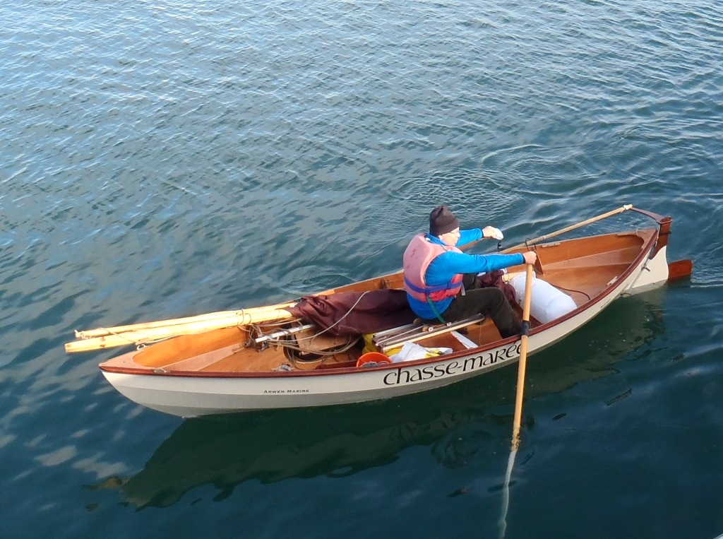 Didier &eacute;crit : "Je t'envoie quelques photos de mes derniers bricolages nautiques : un si&egrave;ge &agrave; coulisse amovible (il se range verticalement sur le pont arri&egrave;re). 