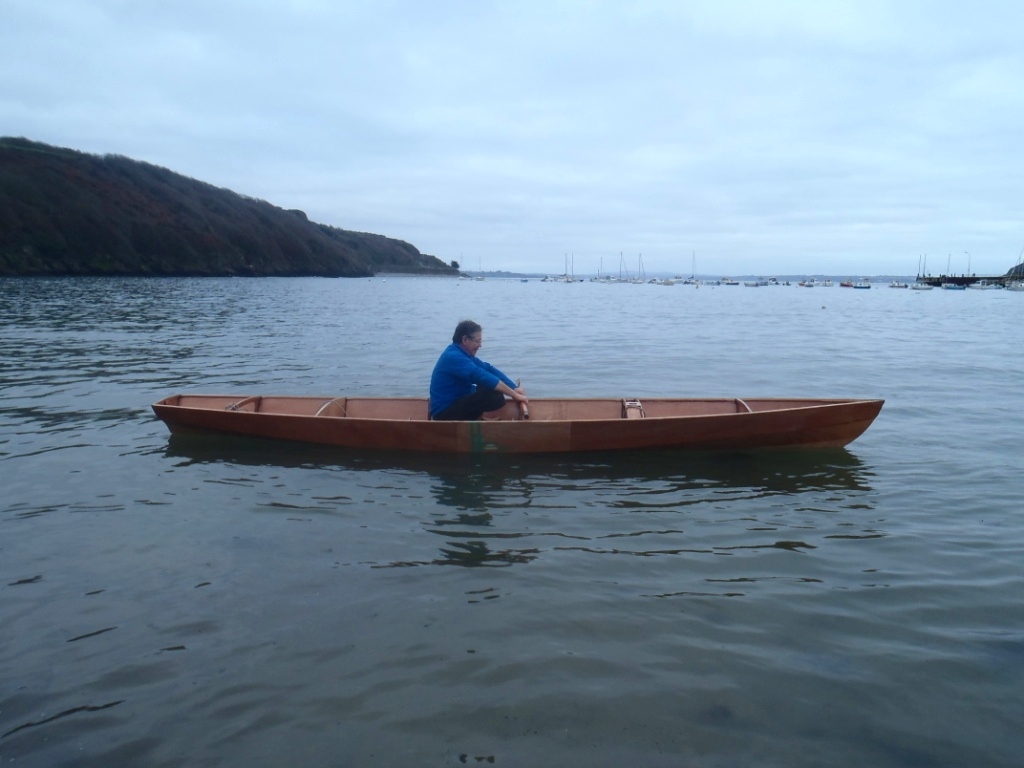 Sur cette seconde photo, Didier a embarqu&eacute; les 2 bidons de ballast liquide de son Skerry, et on voit que la coque, charg&eacute;e &agrave; 125 kg, s'est bien enfonc&eacute;e. Notamment la ligne de flottaison inclut maintenant l'&eacute;lancement arri&egrave;re visible sur l'image pr&eacute;c&eacute;dente. 