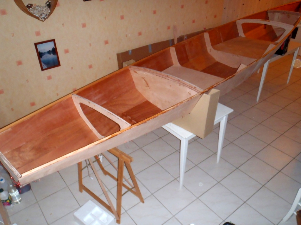 La suite des photos de Didier est extr&ecirc;mement int&eacute;ressante car il se construit un Expedition Wherry modifi&eacute; suite &agrave; l'exp&eacute;rience qu'il a acquise avec Jean-David au cours de Sail Caledonia au printemps dernier, et en vue de participer au Challenge Naviguer L&eacute;ger du Chasse-Mar&eacute;e, en juin prochain. L'Expedition Wherry est un bateau d'aviron normalement d&eacute;pourvu de gr&eacute;ement, et Didier a pr&eacute;vu d'en ajouter un qu'il sait qu'il n'utilisera pas au pr&egrave;s. En effet, une des le&ccedil;ons de Sail Caledonia pour Didier est qu'il va plus vite contre le vent &agrave; l'aviron qu'en tirant des bords. L'Expedition Wherry est con&ccedil;u pour utiliser le portant &agrave; coulisse Piantedosi, mais Didier va installer un syst&egrave;me de son cr&ucirc;, &eacute;galement avec une coulisse.