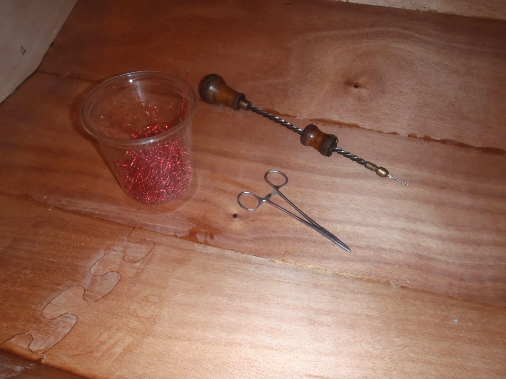 Didier a rassembl&eacute; les sutures coup&eacute;es et extraites apr&egrave;s le premier collage, ainsi que ses outils : perceuse sans fil (!) et pince chirurgicale (&agrave; ne pas oublier dans le ventre des patients, qui objectent de plus en plus &agrave; ce genre de choses). 