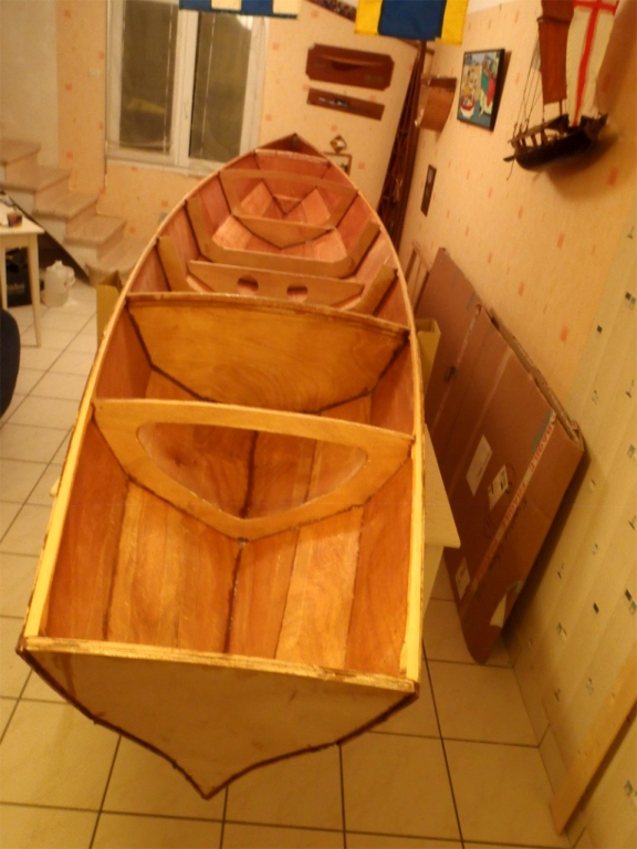 Vue d'ensemble depuis l'arri&egrave;re. L'architecte de l'Expedition Wherry, John C. Harris, explique que pour optimiser la vitesse sur eau plate, les formes arri&egrave;res devraient &ecirc;tre plus porteuses, mais le pincement que l'on voit ici dans les sections concaves du bas du tableau donne une meilleure vitesse dans le clapot, en combinaison avec un pincement similaire des formes avant. 