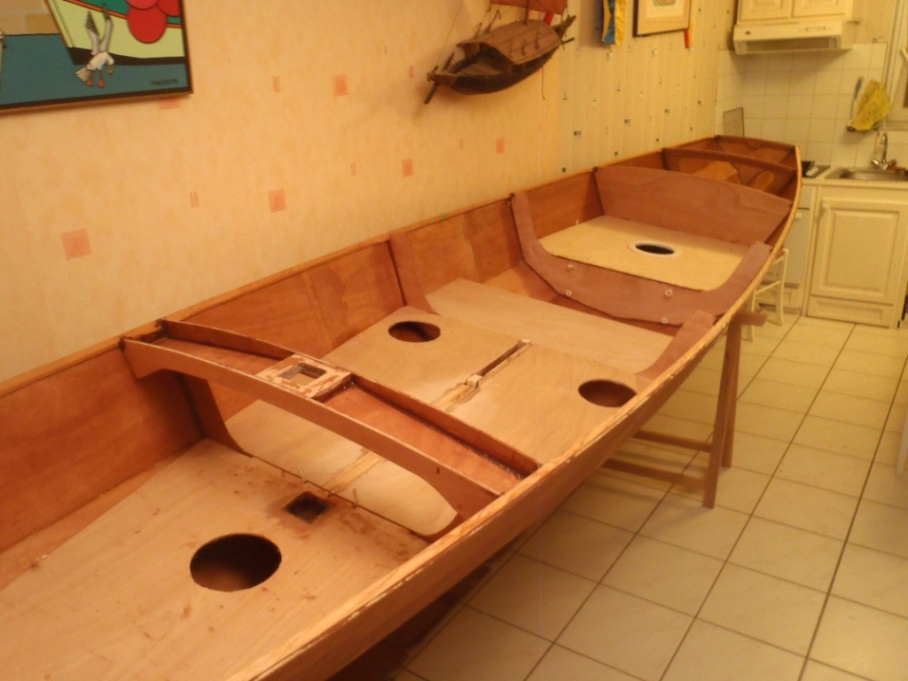 Retour au chaud pour la suite des op&eacute;rations : les planchers sont en place. Notez que seule la courte longueur du fond du cockpit est ouverte sur le bordage, tout le reste participe aux r&eacute;serves de flottabilit&eacute;. Notez &eacute;galement l'&eacute;l&eacute;gant banc d'&eacute;tambrai transversal et l'ouverture du puits de d&eacute;rive. 