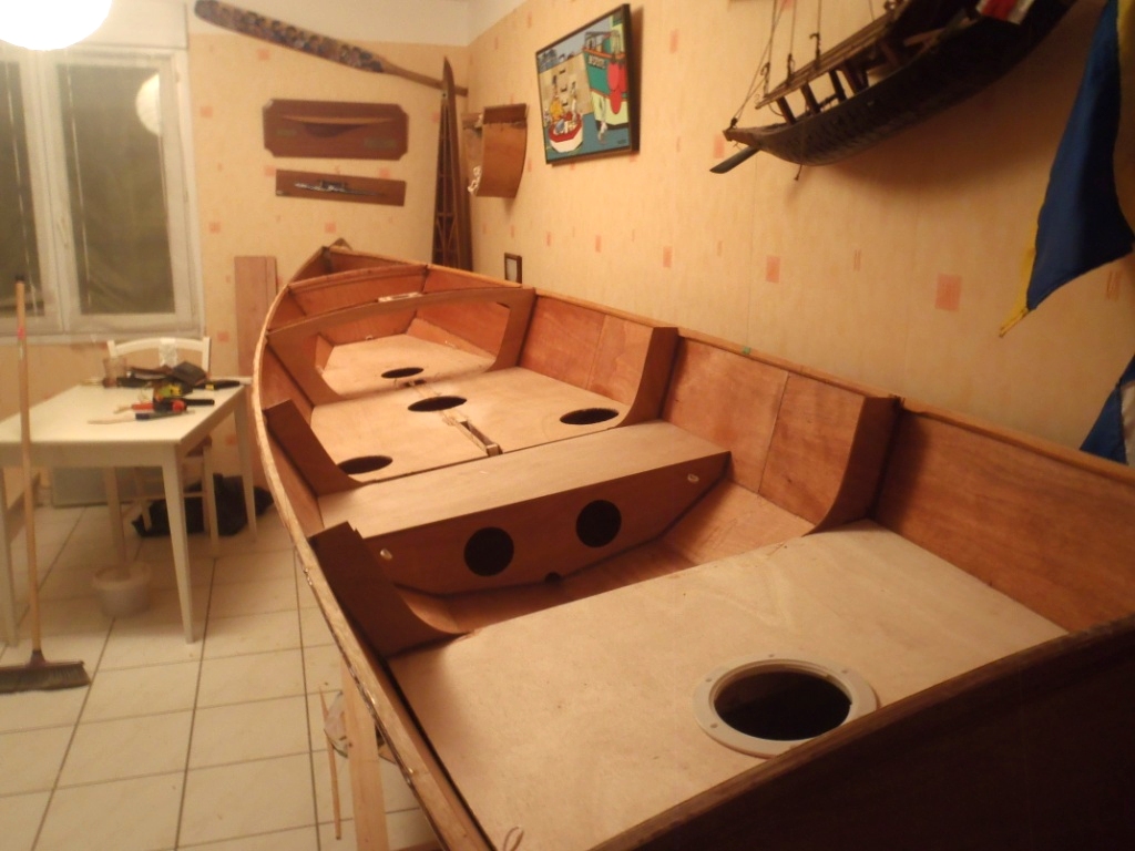 M&ecirc;me &eacute;tape vue de l'arri&egrave;re. Sur l'Expedition Wherry standard, d&eacute;pourvu de gr&eacute;ement, la cloison qui ferme le compartiment &eacute;tanche avant se trouve &agrave; la place du banc d'&eacute;tambrai. Didier utilisera l'espace ouvert sous le pontage pour y ranger les sacs &eacute;tanches avec le micro-ondes, la friteuse et le raton-laveur. Derni&egrave;re info : Didier surnomme ce bateau "l'arme fatale" dans ses mails : vous ne pourrez pas dire qu'on ne vous avait pas pr&eacute;venus... 