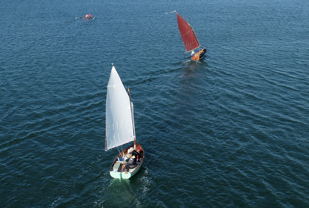 Quelques bateaux du Cercle d'aviron de Vannes sont passés pendant la session et ils ont dû s'interroger au sujet de ce drone qui tournait au-dessus de nos têtes... 