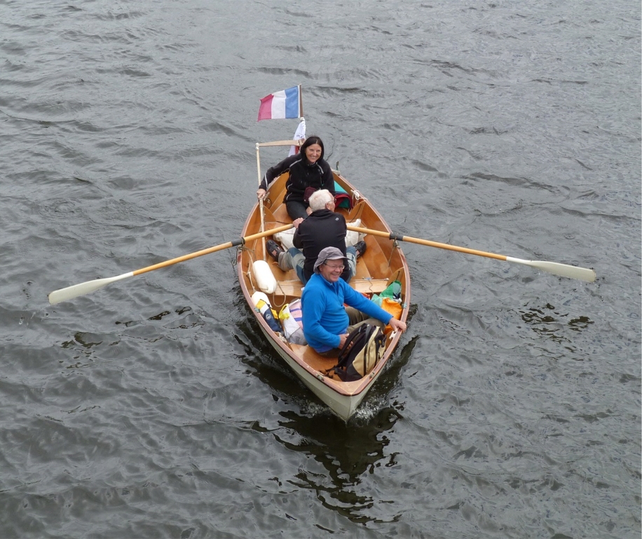 Le Skerry "Chasse-Marée" est un plaisir à l'aviron, comme le montrent les beaux sourires de Didier et Béatrice (on ne voit pas celui du rameur !) 