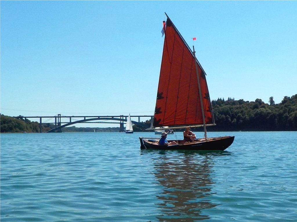 Paisible descente vers Langrolay, sous le soleil avec un vent de force 1 (bon, 1 et demi peut-être). Mon épouse m'a accompagné et nous avons pu vérifier que le Skerry Raid est tout à fait confortable à deux, il y a suffisamment de combiansons de sièges pour que l'on soit toujours bien installés et que l'assiette du bateau soit satisfaisante. 