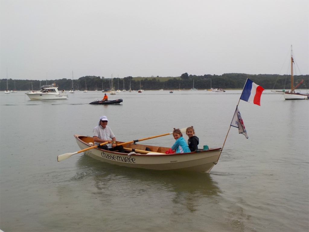 Pincez-moi, je rêve ! Didier fait des baptèmes de navigation à l'aviron sur son Skerry... Pour ma part, je quitterai la flottille après l'escale du Minihic pour retourner à La Richardais et remettre le Skerry Raid sur la remorque pour le retour, car je dois impérativement être de retour à la maison ce samedi soir. 