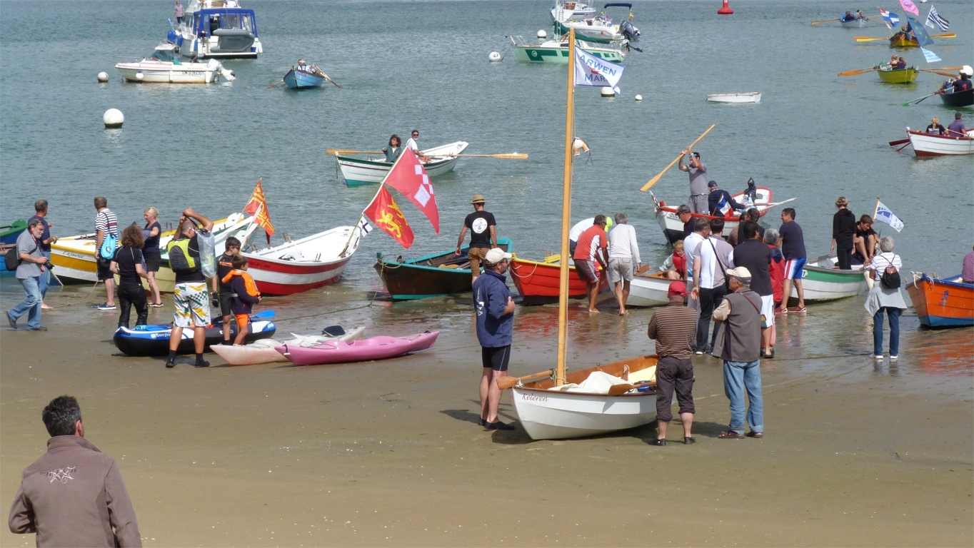 Les cinq photos suivantes de l'arrivée à Mordreuc, dimanche midi, sont toutes de Denis. On aperçoit ici son Skerry Keleren.