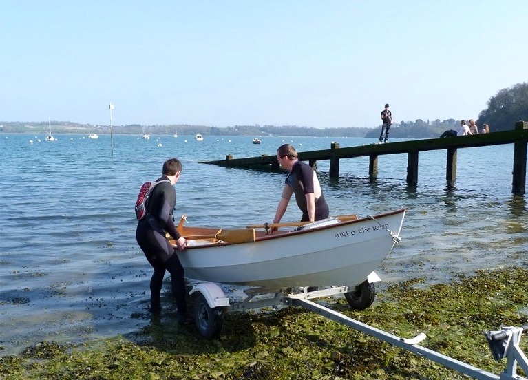 Denis nous envoie les trois images que voici de son Skerry, qu'il vient de rebaptiser "Kéléren", feu-follet en breton, ce qui est conforme à son nom d'origine, Will o'the Whisp, qui signifie la même chose en anglois. 