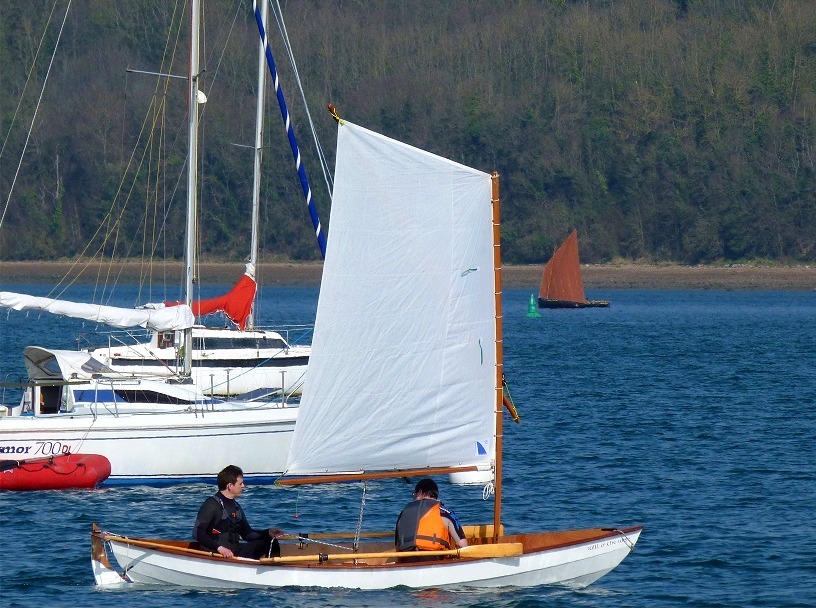 On aperçoit un autre voile-aviron tout au fond, et on essaie de ne pas voir les tas de plastique au second plan... 
