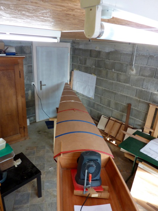 Dominique m'envoie les deux images suivantes depuis le bord du lac de la Gruyère, dans le canton de Fribourg : il s'agit du pontage d'un Oxford Shell en cours de collage. Dominique me dit qu'il a lui du mal à travailler, avec -15° dehors et +5 dedans... 