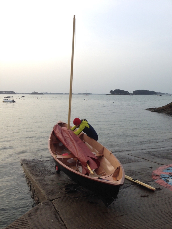 Les trois images suivantes montrent les premiers essais sous voile, le 26 d&eacute;cembre, sur le Golfe du Morbihan avec un petit soleil hivernal et un petit temps propice &agrave; un d&eacute;marrage en douceur.