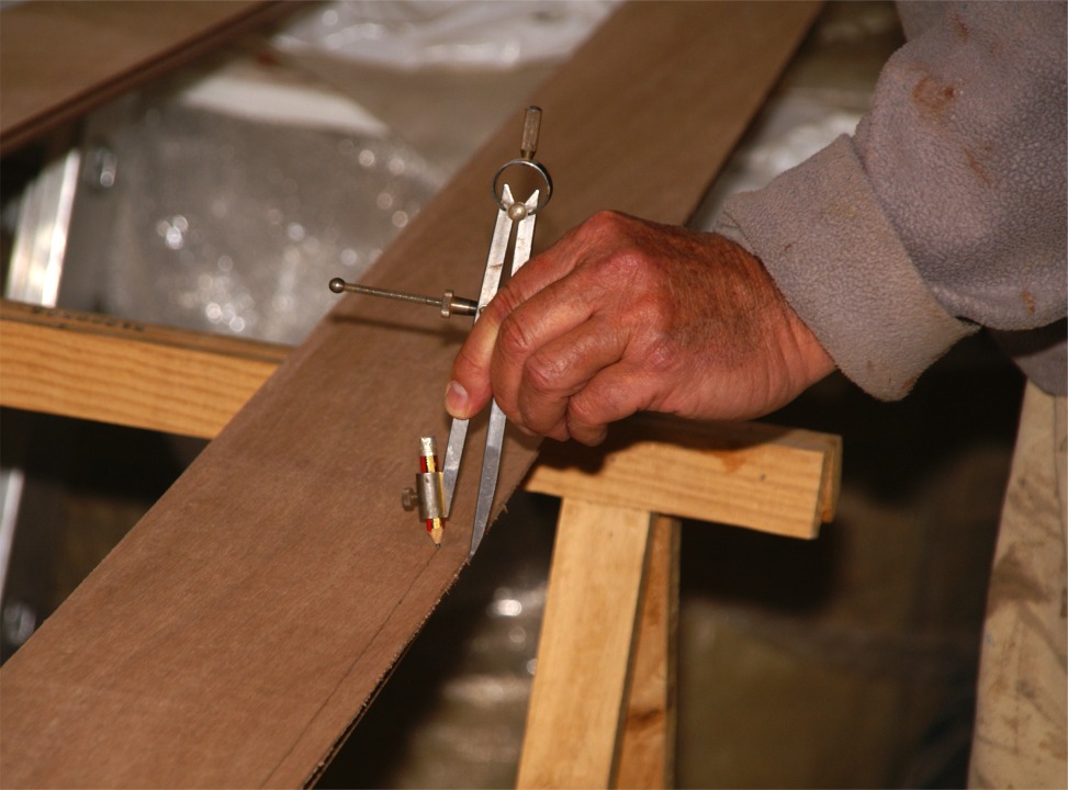 Sur cette image, je trace une ligne à 13 mm du bord d'un bordé, afin de positionner en profondeur les trous des sutures que nous allons bientôt percer. L'écartement permet de positionner les trous au delà de la feuillure du système "Lapstitch". 